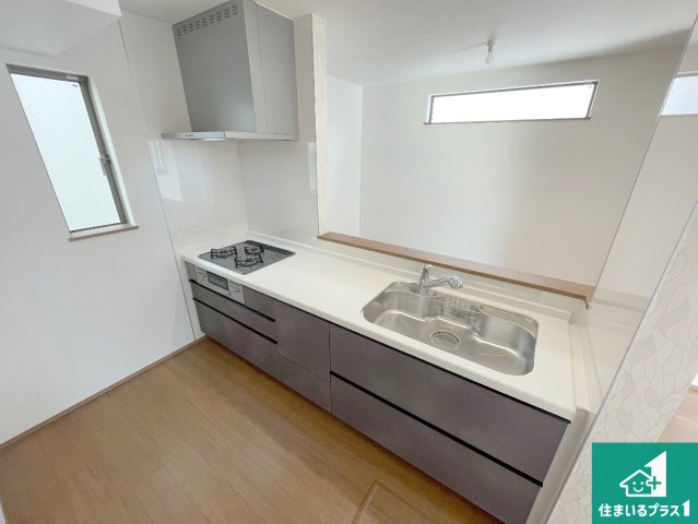 高槻市栄町　新築一戸建てのキッチン|リビングと統一感があり、使い勝手のいいキッチン。広々としているので、二人並んで作業が出来ちゃいます。お子様と一緒に色々なお料理に挑戦できるスペースがあります。