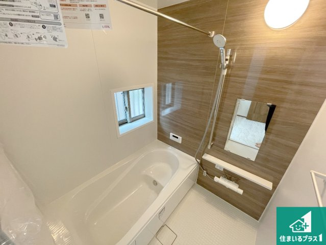 高槻市栄町　新築一戸建ての浴室|足をゆったり伸ばして寛げる浴槽です。窓が設けられていますので差し込む光が明るく穏やかな雰囲気にしてくれます♪浴室乾燥機も設置しているので、雨の日の洗濯物も安心です♪