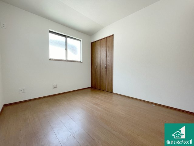 高槻市栄町　新築一戸建ての洋室|寝室は心地よい眠りについてもらいたくて、シンプルかつ開放的な空間な設計にしています！大きな窓から差し込む日が心地いいです♪