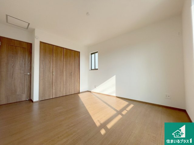 高槻市栄町　新築一戸建ての洋室|収納スペースが充実しているので子供の成長に合わせてたくさん収納ができます！家族構成に合わせた様々な活用ができる収納！