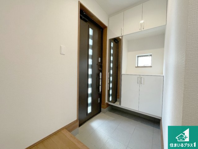 高槻市栄町　新築一戸建ての玄関|シューズボックスにはたくさんの靴が収納できるので玄関周りはいつもスッキリ！ご家族が増えても安心！