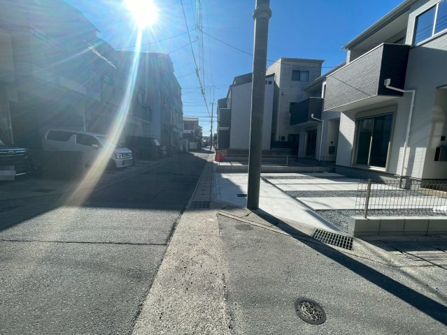 ◆リビング広々２０帖以上の４ＬＤＫ◆並列駐車２台可能◆伏見区向島庚申町２期の前面道路含む現地写真|前道