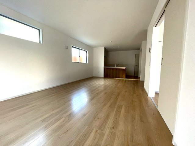 ◆リビング広々２０帖以上の４ＬＤＫ◆並列駐車２台可能◆伏見区向島庚申町２期の居間・リビング|リビング