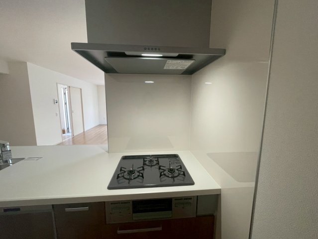 ◆リビング広々２０帖以上の４ＬＤＫ◆並列駐車２台可能◆伏見区向島庚申町２期のキッチン|コンロ