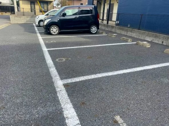 レオパレスハナミズキ仁戸名の駐車場