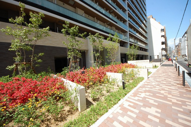 大阪市中央区淡路町２丁目の賃貸マンションのエントランス