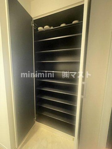 大阪市中央区淡路町２丁目の賃貸マンションの玄関