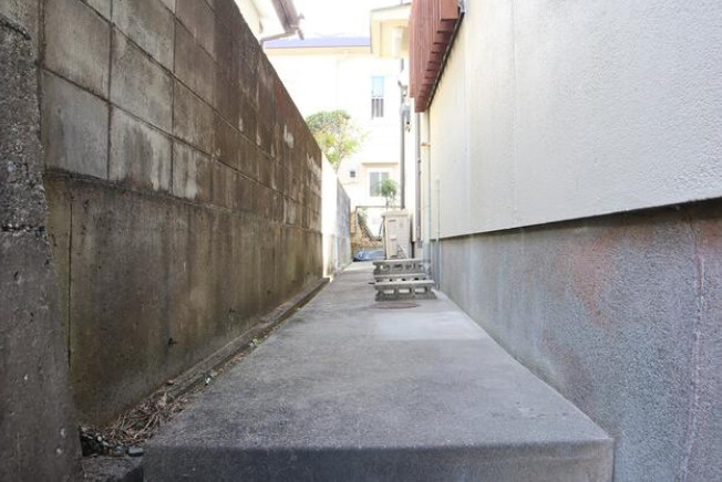 高知市春野町平和　中古一戸建てのその他|建物裏側にも動線を確保。ゴミ出しや外作業が人目につきにくい配置です
