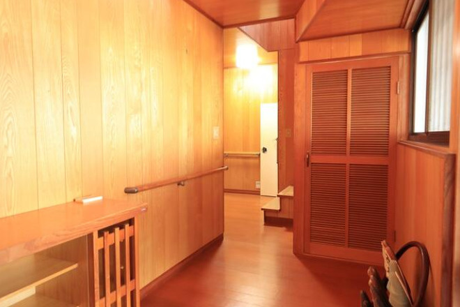 高知市春野町平和　中古一戸建ての内装|玄関を入った瞬間から、ふわっと木のぬくもりを感じる。深呼吸したくなるような、落ち着いた室内空間です