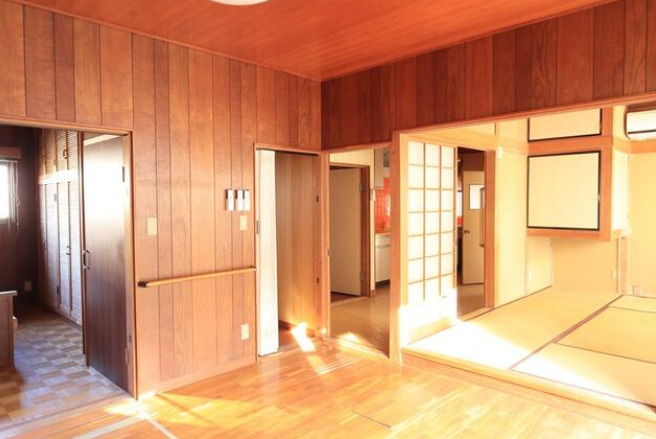 高知市春野町平和　中古一戸建ての居間・リビング|木の空間と和室がゆるやかにつながり、家族それぞれが思い思いに過ごせる居場所が生まれます！