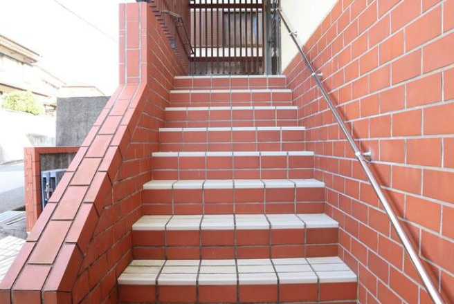 高知市春野町平和　中古一戸建てのその他|家に帰るたび、気持ちが切り替わる。玄関までの時間も暮らしの一部になるアプローチ