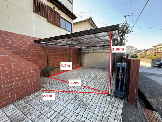 高知市春野町平和　中古一戸建ての駐車場|雨の日も慌てない。車の乗り降りや荷物の出し入れがスムーズなカーポート付き