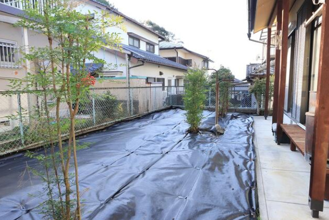 高知市春野町平和　中古一戸建ての庭|腰掛けて、庭で遊ぶ子どもを見守れる。暮らしにゆとりを生む木の廊下
