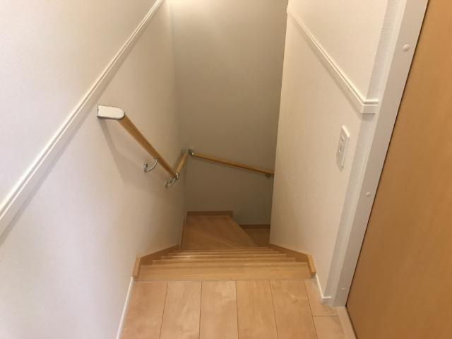 ピュアパーク２２の内装|階段