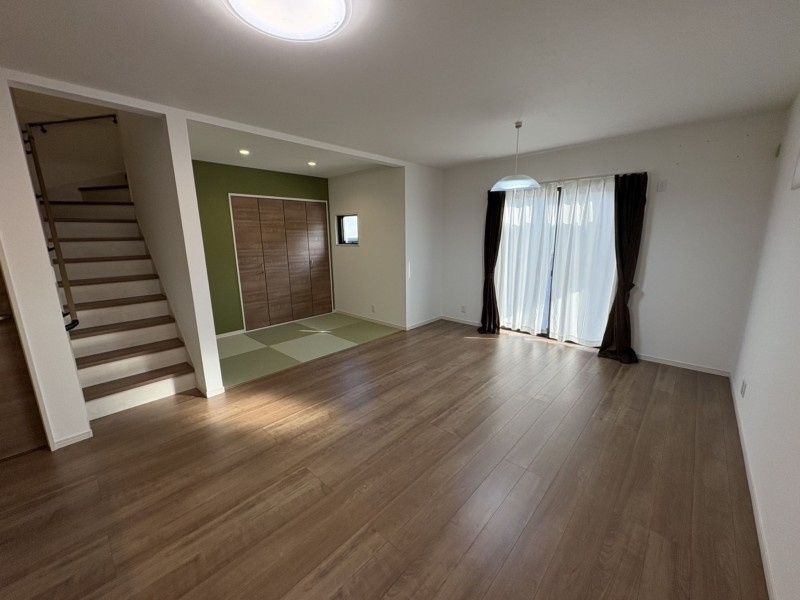 松山市空港通二丁目の居間・リビング|ビング階段を採用しているため、お出かけや帰宅の際も家族と顔を合わせやすく、自然と会話が弾む温かな空間で、穏やかな休日を過ごせそう。