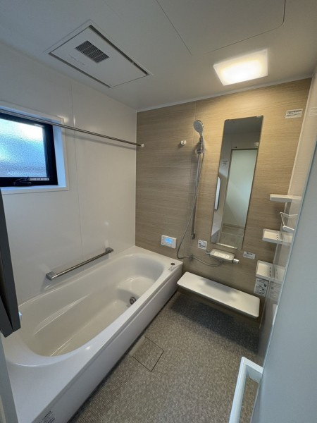 松山市空港通二丁目の浴室|湿気がこもりにくい窓付きの浴室。明るい光の中で一日の疲れをリセットできる清潔感あふれる空間。換気がスムーズにできるため、毎日のお掃除も手間がかからず、心からリラックスできるバスタイムを。