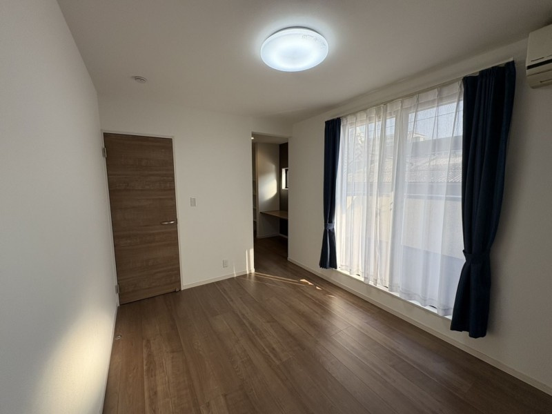 松山市空港通二丁目の洋室|2階の居室は、南向きの窓から明るい陽光が届く心地よい空間。