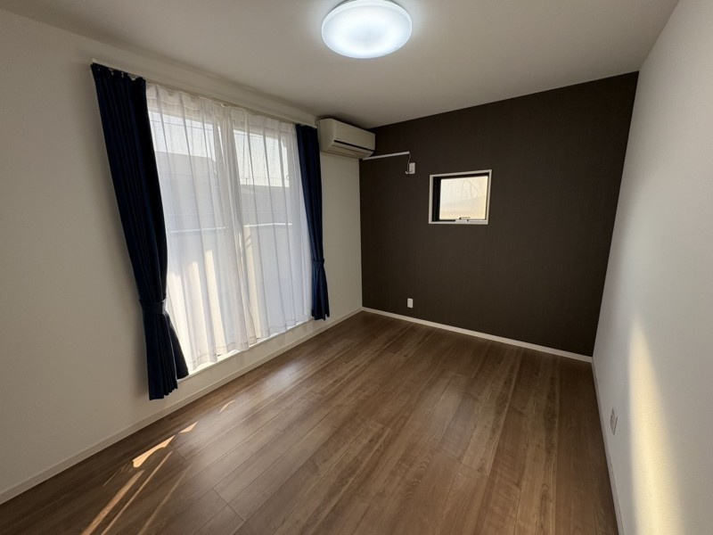 松山市空港通二丁目の洋室|お気に入りのインテリアを並べて、一人の時間をゆっくりと楽しむプライベートな場所として、心穏やかに眠りにつける静かなひとときを。