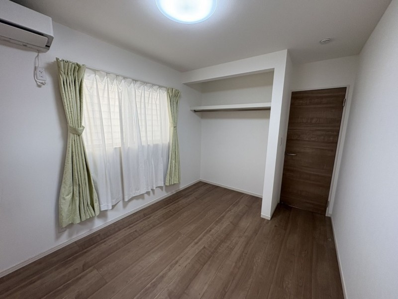 松山市空港通二丁目の洋室|お子様の成長に合わせて使えるゆとりある広さを確保。おもちゃや服を整理しやすい収納を活用して、お部屋をすっきりと保ちながら、のびのびと過ごせそう。