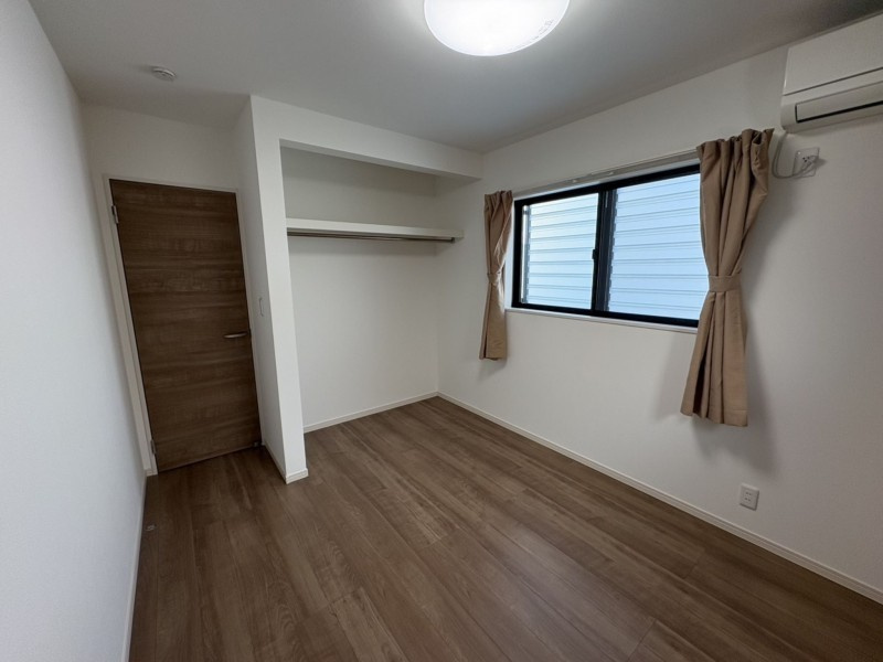 松山市空港通二丁目の洋室