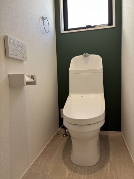 松山市空港通二丁目のトイレ|温水洗浄便座完備のトイレは、1階と2階の2ヶ所に設置。家族が重なりやすい慌ただしい朝の時間帯も、ゆとりを持って準備ができるのは嬉しいポイント。いつも清潔に保てる快適なプライベート空間。