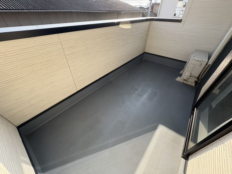 松山市空港通二丁目のバルコニー|南向きで日当たり良好なバルコニー。洗濯物も太陽の光を浴びて気持ちよく乾き、取り込む際のお日様の香りに癒やされそう。ちょっとした植物を育てて、季節の移ろいを感じる小さな趣味を楽しむ場所にも。