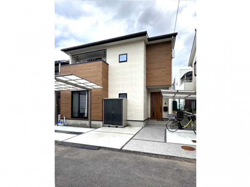 松山市空港通二丁目の外観|大切なお車を雨から守るカーポート付きの駐車スペースは2台分を確保。帰宅した時にホッとするような、洗練された雰囲気の住まいがお出迎え。
