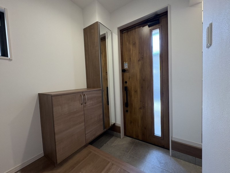 松山市空港通二丁目の玄関|訪れる人を優しく迎え入れる、明るくゆとりある玄関スペース。毎日のお出かけも、帰宅時の「ただいま」という瞬間も、明るい空間が心を軽やかにしてくれそう。