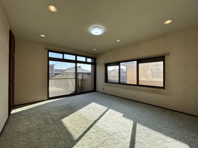 知多市南巽が丘2丁目の洋室|洋室約10.3帖☆　2面採光♪