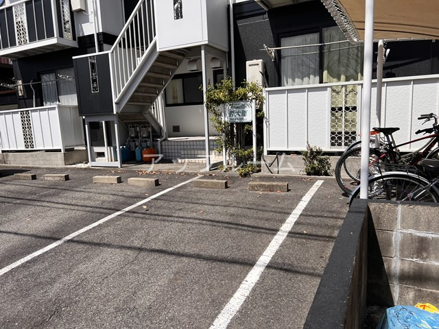 ファミール菅大臣の駐車場