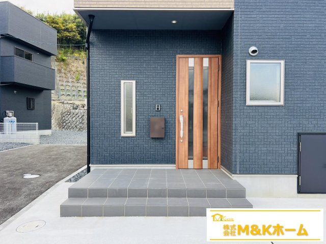 知多市新知字永井　全3棟　1号棟の玄関|宅配ボックス完備☆