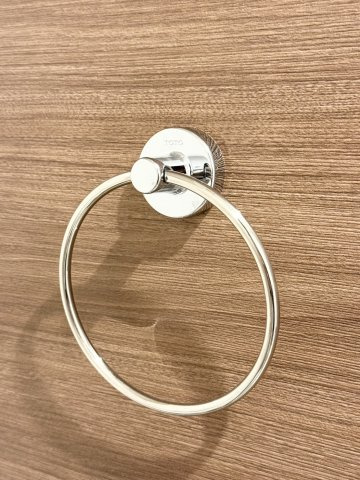 ポラリス鳥栖駅南のトイレ|おしゃれなタオル掛け