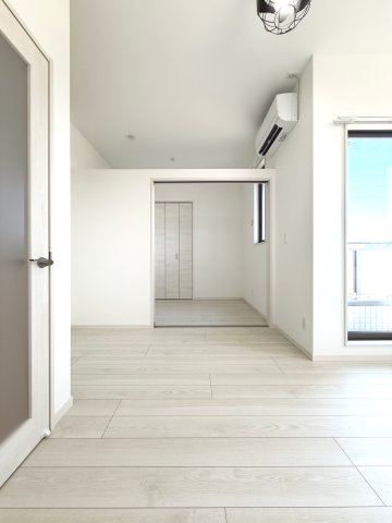 ポラリス鳥栖駅南の居間・リビング|間仕切りを開放できます