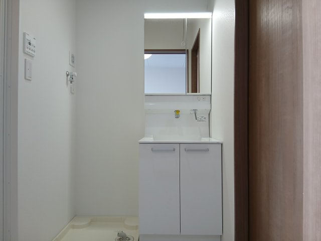 Pinot noir(ピノ・ノワール)の独立洗面台