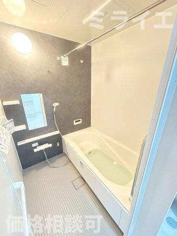 【新築戸建】札幌市白石区栄通7丁目2棟の浴室|追焚機能・浴室乾燥機能完備しています。