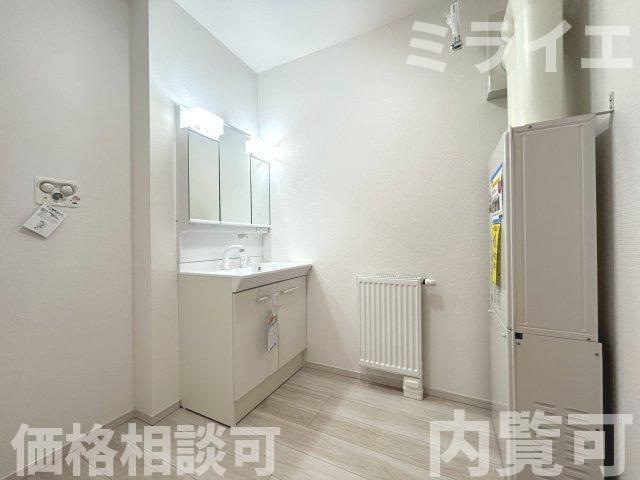 【新築戸建】札幌市白石区栄通7丁目2棟の独立洗面台|広範囲を映すだけではなく、両サイドのミラー裏に収納棚を設け、洗面道具をスッキリ収納できる三面鏡タイプを採用しています。
同仕様物件