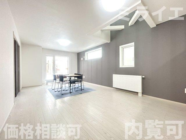 【新築戸建】札幌市白石区栄通7丁目2棟の居間・リビング|リビングが見渡せる対面キッチンを採用。