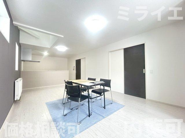 【新築戸建】札幌市白石区栄通7丁目2棟の居間・リビング|【仲介手数料無料】【内覧可能】です。