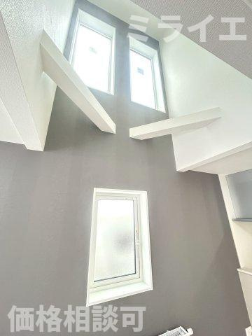 【新築戸建】札幌市白石区栄通7丁目2棟の居間・リビング|吹抜け