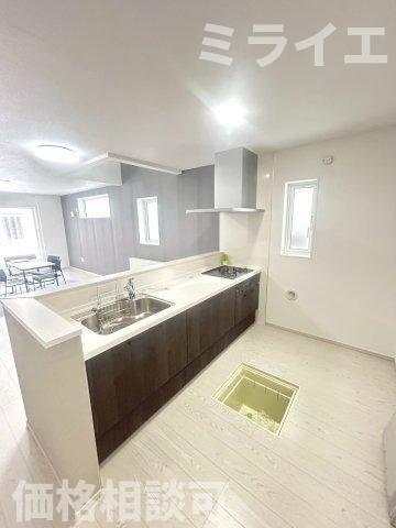 【新築戸建】札幌市白石区栄通7丁目2棟のキッチン|広々システムキッチンは、シンク・調理部分だけではなく、小物から大きな調理器具まで収納でき、出し入れもスムーズな収納充実プランを採用。床下収納あり。
