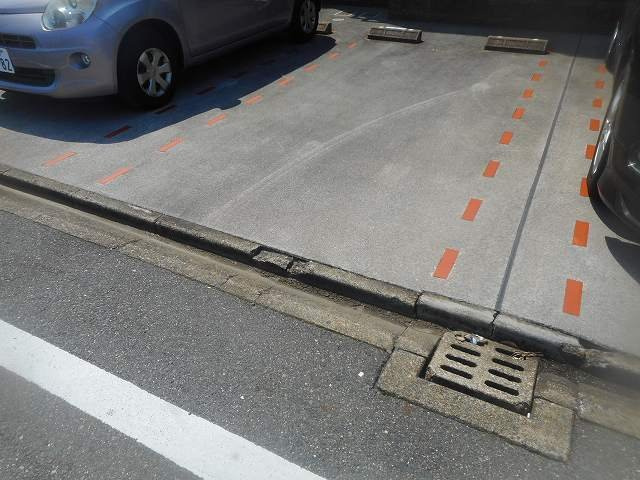 エクセントレア高畑南　弐番館の駐車場