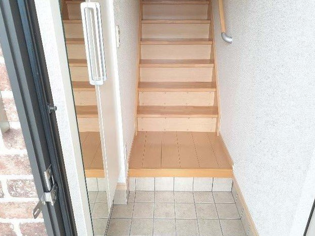 エクセントレア高畑南　弐番館の玄関