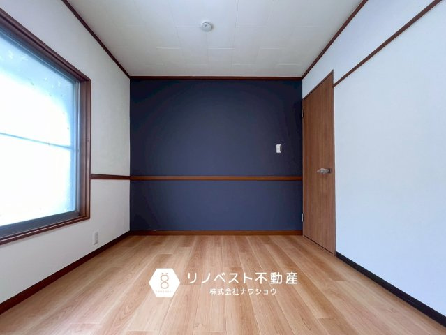 東大阪市東鴻池町4丁目の洋室|ネイビーのアクセントクロスが印象的♪陽当たりの良い洋室です。