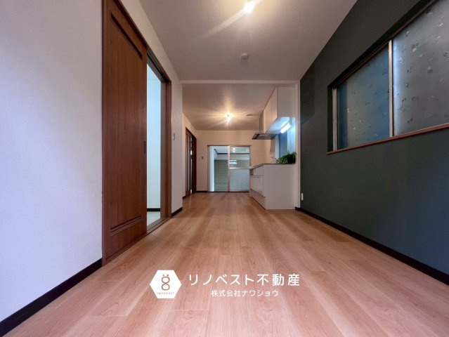 東大阪市東鴻池町4丁目の居間・リビング|水回り設備がLDKに集結しており、家事導線が良いです♪