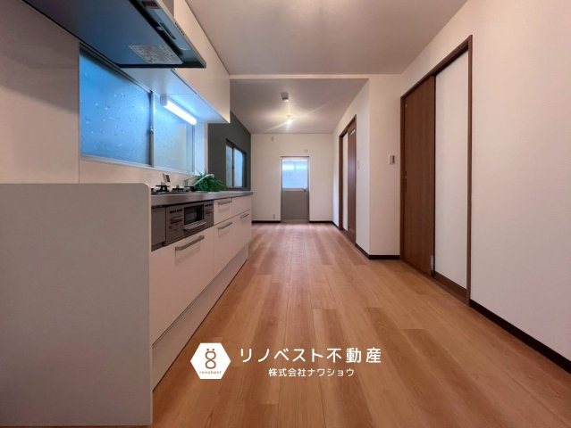 東大阪市東鴻池町4丁目の居間・リビング|インテリアが映えそうなアクセントクロスです♪