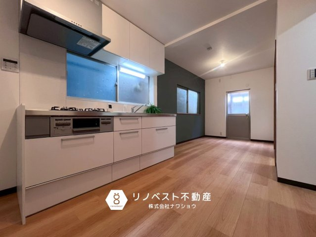 東大阪市東鴻池町4丁目の居間・リビング|キッチンに窓付きで換気が十分にできます♪