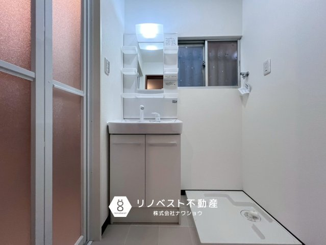 東大阪市東鴻池町4丁目の独立洗面台|シンプルな洗面室です◎換気窓もあり、十分に換気できます♪