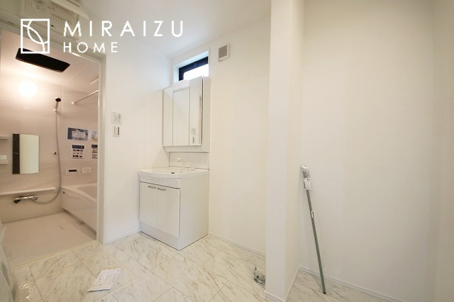 【独立洗面台】 | 高級感漂う洗面台です。鏡の後ろの収納棚もとても充実しております。コスメが大好きな奥様も、女子力高いご主人様もきっとご満足いただける収納力です。三面鏡なので、ヘアセットにも便利です。
