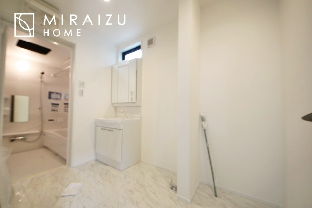 【洗面所】 | 洗濯機置き場と脱衣スペースもしっかりと確保されている洗面室、洗面コーナーは、窓から陽も差し明るく開放的な造りです。家事導線も良いので洗濯物やお湯はりもストレスフリーに毎日家事を楽しめそうです。
