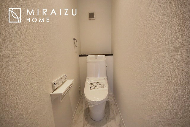 【トイレ】 | 空気の換気と窓からの光の明るさに配慮した清潔感のあるトイレ、ご自分の好きなアロマや芳香剤を置いて落ち着く空間を演出、一人になれる空間ですから、リラックスしたいですね。
